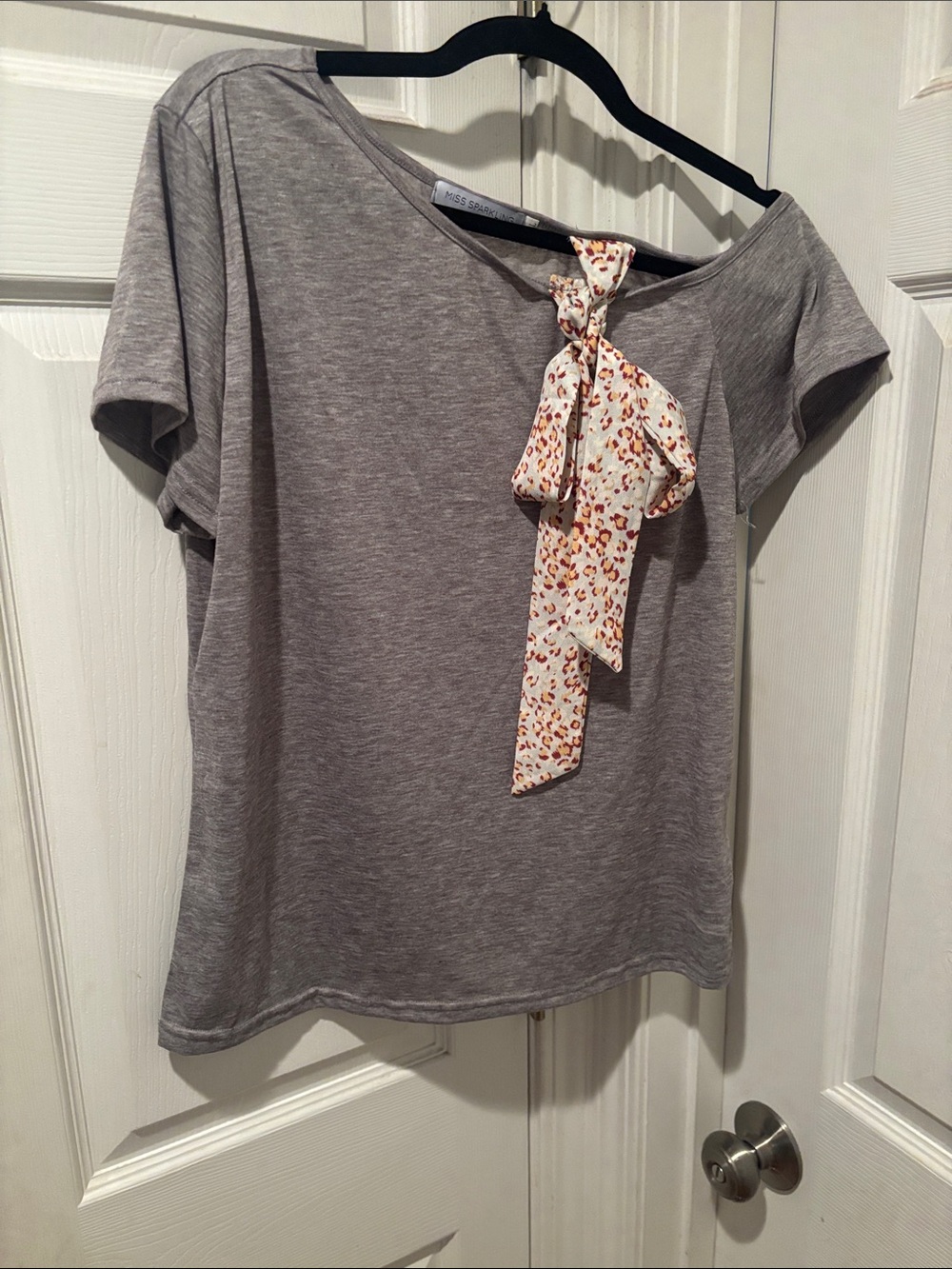 Women's Short-Sleeve Gray Tee with Printed Bow Accent